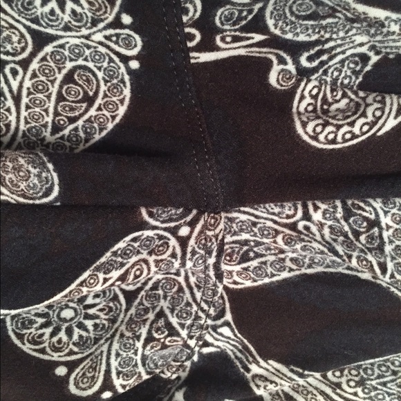 Lularoe NEW RARE HTF Black Paisley Skull Leggings - Picture 2 of 5